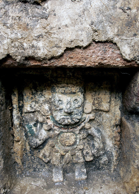Mexikóvárosi építkezéseken gyakran bukkannak azték maradványokra, Tlaloc esőisten domborművét 2006-ban tárták fel a belvárosban