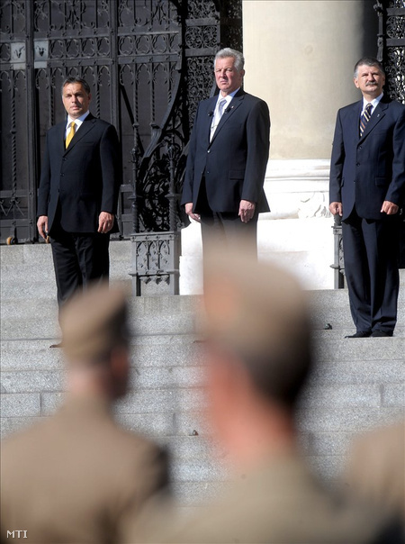 Orbán Viktor miniszterelnök, Schmitt Pál köztársasági elnök és Kövér László, az Országgyűlés elnöke jelenlétében, katonai tiszteletadás mellett ünnepélyesen felvonták a Magyar Köztársaság lobogóját  (Fotó: Földi Imre)