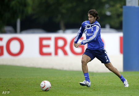 2010. augusztus 18., Gelsenkirchen: Raul edzésben (Fotó:  Rolf Vennenbernd)