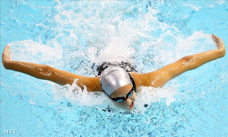 Kapás Boglárka a női 200 m pillangóúszás döntőjében. A 17 éves úszó 2:08.72 perces idővel megszerezte a csapat első aranyérmét. (Fotó: Stephen Morrison)