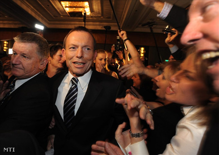 Tony Abbott, a konzervatív liberális erők jelöltje  támogatói között Sydneyben