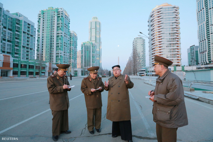 Kim Dzsongun megtekint egy építkezést Phenjanban