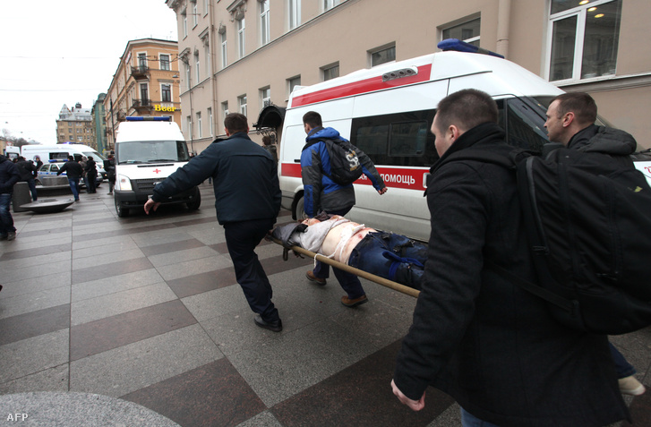 Sebesült férfit hoznak ki a metróból a Tyehnologicseszkij Insztyitut megállónál