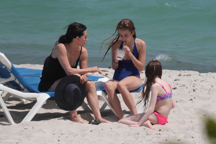 A leginkább a Jóbarátok című sorozatból ismert Courteney Cox március 31-én a szikrázó napsütést kihasználva kereste fel Miami strandját Coco Arquette névre hallgató 12 éves lánya és meg nem nevezett barátnője táraságában.