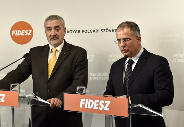 Kósa Lajos a Fidesz frakcióvezetõje és Halász János a frakció szóvivõje sajtótájékoztatót tart