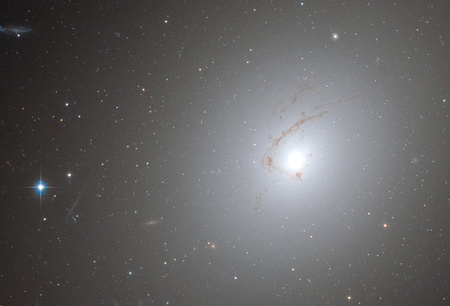 Az NGC 4696 magvidékén látható érdekes struktúra (forrás: Spacetelescope.org)
