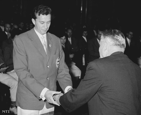 Németh Ferenc 1960-ban Munka Érdemrendet kap Dobi Istvántól, az Elnöki Tanács elnökétől a Parlament Kupolacsarnokában
