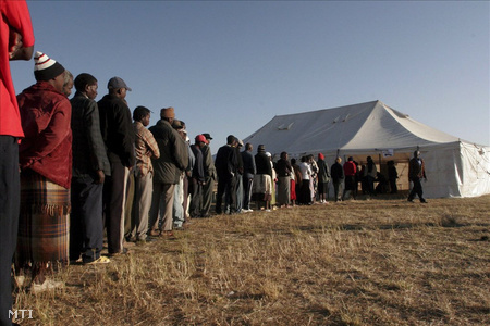 Sorban állnak az emberek, hogy leadják szavazatukat a zimbabwei elnökválasztás második fordulójában Hararéban 2008. június 27-én