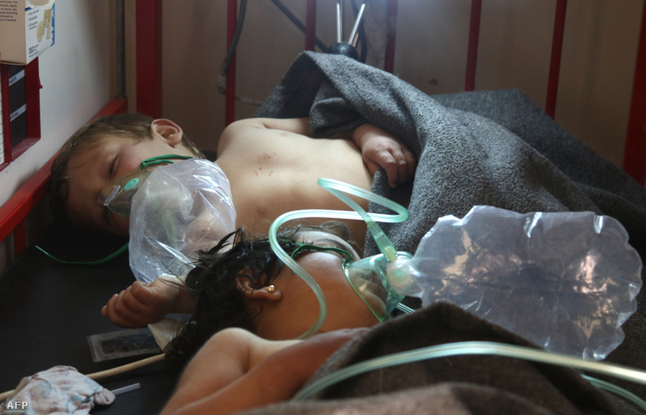 Légzéssegítő maszkok két szíriai gyereken, akik a támadásban sérültek meg.