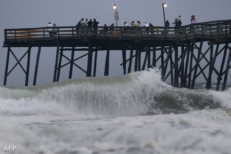 A meggyengült Earl előszele is nagy hullámokat okoz Észak-Karolina partjainál