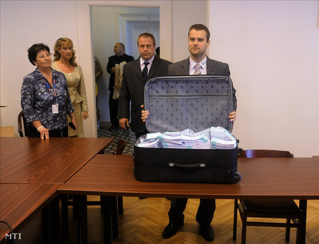 Staudt Gábor, a Jobbik főpolgármester-jelöltje (j) kinyitja a cédulákat tartalmazó bőröndötFotó: Koszticsák Szilárd