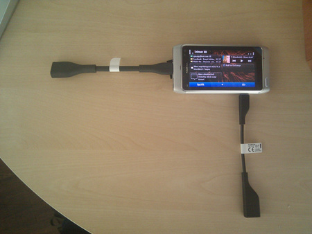 Nokia N8 nuncsaku HDMI és USB-host adapterrel