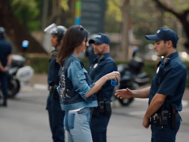 A Pepsi visszavonta Kendall Jenner botrányt okozó reklámját