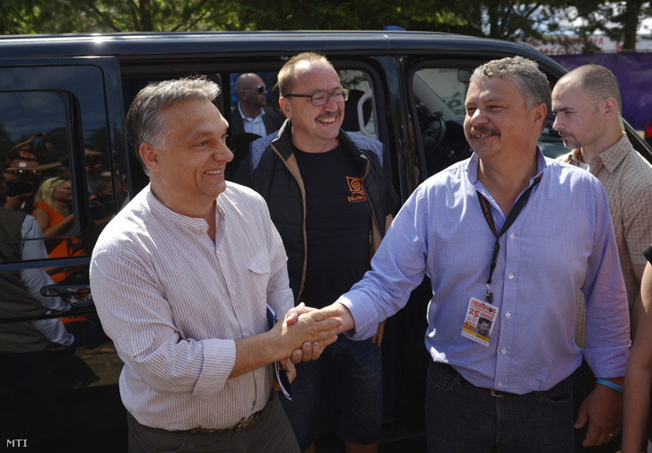 Orbán Viktor Tusnádfürdőn a település polgármesterével 2014-ben