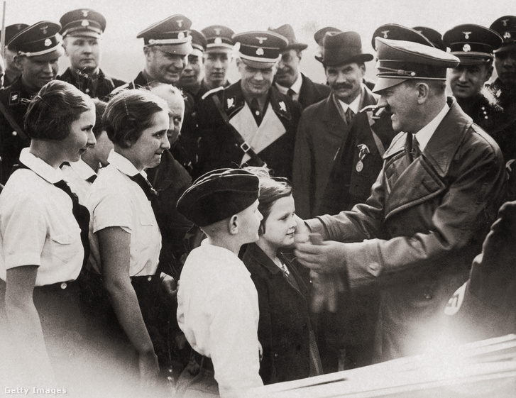 Adolf Hitler gyerekek társaságában