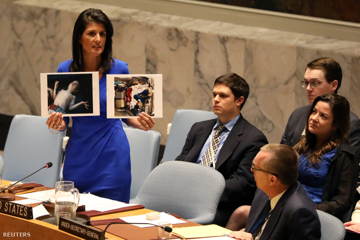Az USA ENSZ-nagykövete, Nikki Haley a szíriai áldozatok fotóival az ENSZ Biztonsági Tanácsában 2017. április 5-én