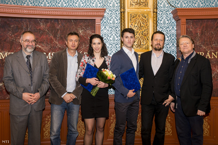 Vonderviszt Lajos, a Színház- és Filmművészeti Egyetem kancellára, Csizmadia Tibor, a Színházművészeti Intézet vezetője, Messaoudi Emina és Kurely László, a Színház- és Filmművészeti Egyetem hallgatói, díjazottak, M. Tóth Géza, a Színház- és Filmművészeti Egyetem rektora és Hegedűs D. Géza rektorhelyettes (b-j) a Törőcsik Mari-ösztöndíj átadását követően a budapesti Uránia Nemzeti Filmszínházban 2017. április 7-én.
