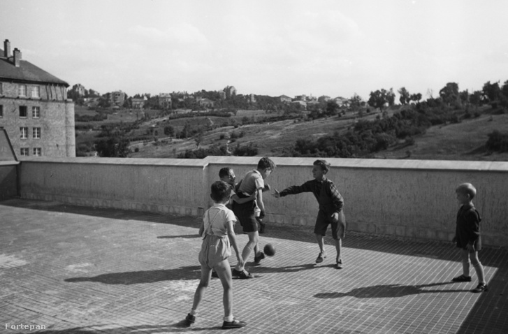 Budapest, I. Attila út 31. tetőterasz. Balra a Bethlen udvar, háttérben a Tabán. 1949.