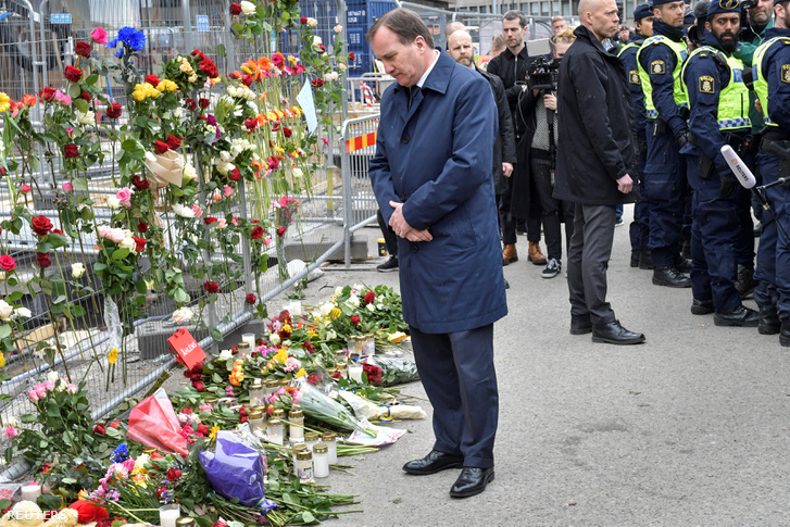 Stefan Löfven miniszterelnök a merénylet helyszínén szombat délelőtt