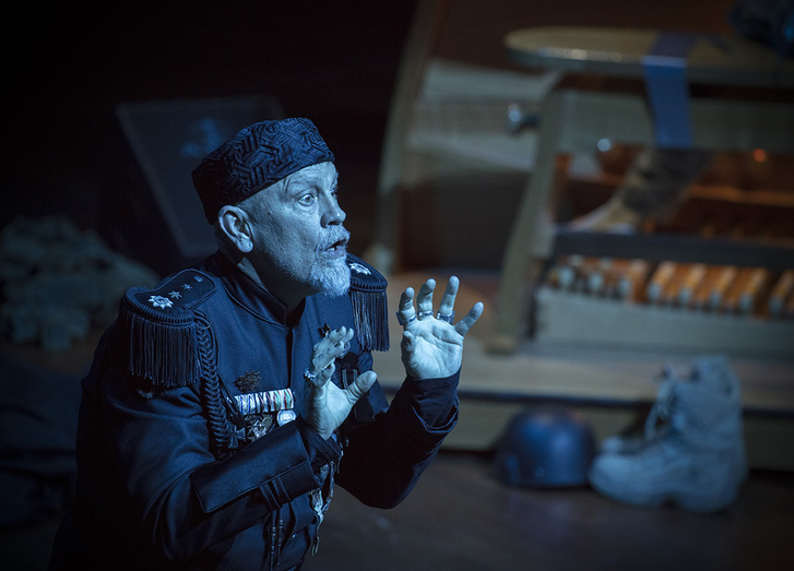 John Malkovich a Just Call Me God című előadásban