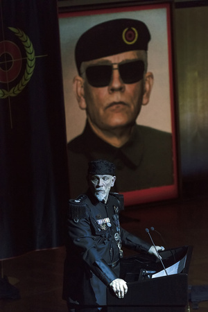 John Malkovich a Just Call Me God című előadásban