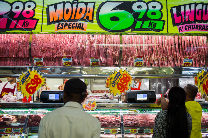 Vásárlók egy Sao Paolói hentesüzletben, a márciusi botrány kirobbanása után