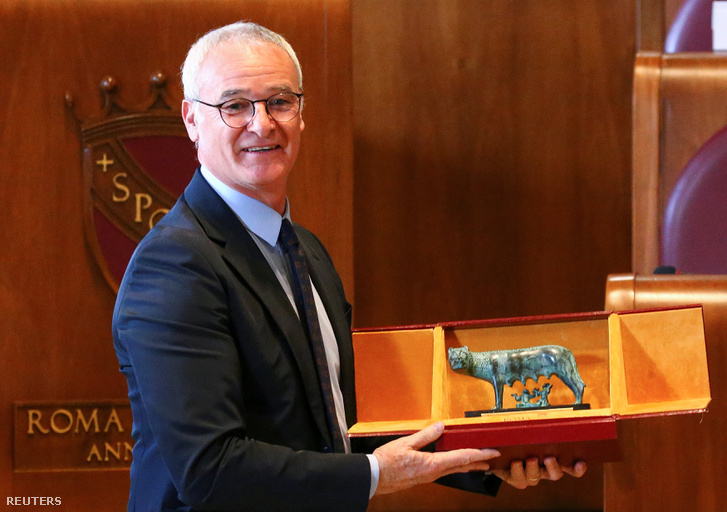 Ranieri több díjat is átvehetett az utóbbi időben, itt épp Rómában pózol
