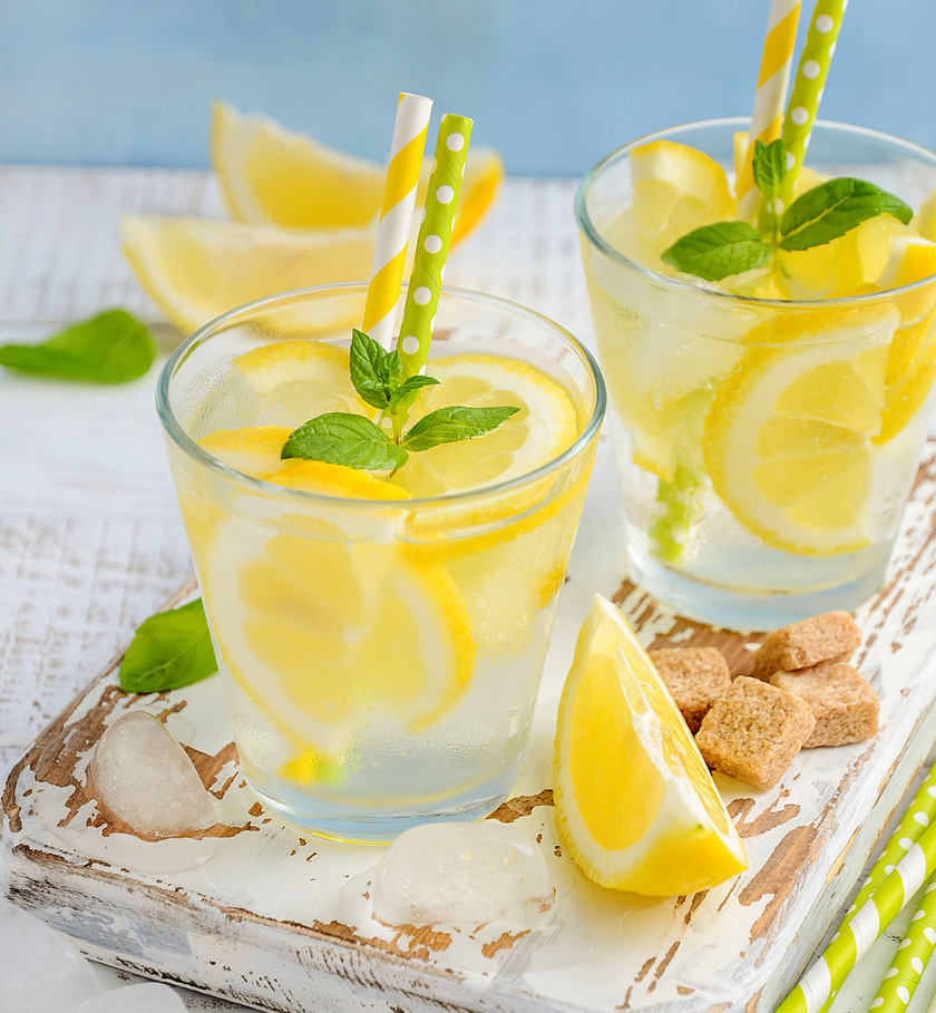 A legismertebb talán a citromos méregtelenítő víz, amibe vágj nagy citromszeleteket vagy -karikákat, és adj hozzá mentaleveleket is. Soha ne cukrozd, mint a limonádét.