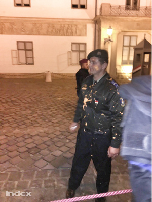Összefestékezett rendőr a Sándor-palotánál