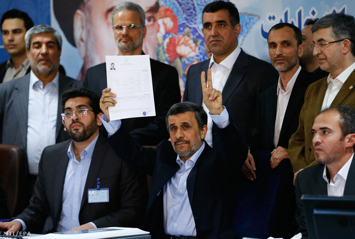Mahmúd Ahmadinezsád korábbi iráni államfő mutatja a regisztrációs lapját miután felvetette magát az iráni elnökválasztáson induló jelöltek listájára a teheráni belügyminisztériumban 2017. április 12-én