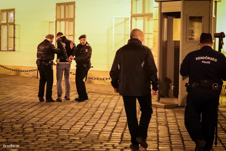 Gulyás Mártont viszik el a rendőrök a Sándor palota elől