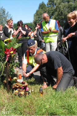 Augusztus 16-án meghalt 33 éves Telegdi Zsolt főtörzsőrmesterre emlékeztek hozzátartozói és kollégái a baleset helyszínén