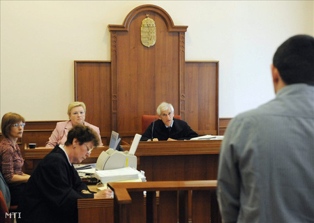 A. Csaba vádlott hallgatja Köszler Ferenc bíró kérdését a Győr-Moson-Sopron Megyei Bíróság május 13-i tárgyalásán (Fotó: Győri Károly)