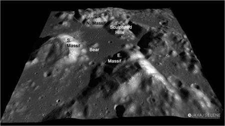 Az Apollo-17 leszállóhelyének környezete a Taurus-Littrow térségben. A grafitot tartalmazó kőzetminta lelőhelye a Déli Masszívum (S. Massif) jelzésű terület a SELENE japán holdszonda felvételén. Egyébként az Apollo és más holdprogramok leszállóhelyeinek kis távcsővel való megkeresése érdekes amatőrcsillagászati megfigyelései program lehet