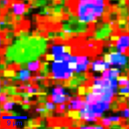 A holdi kristályos grafit többmikronos hosszúkás sárga színű tömbökben látszik a mesterségesen átszínezett képen. A zöld a feldspart, a vörös a piroxént, a kék az olivint