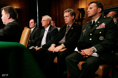 Anthony Shaffer (jobb szélen) egy 2005-ös washingtoni meghallgatáson