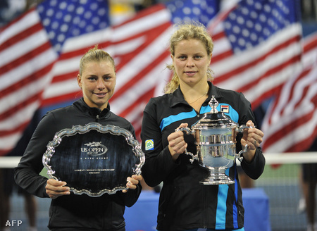 Vera Zvonarjova és Kim Clijsters a trófeákkal