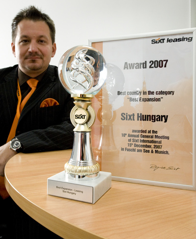 Dévai Gábor ügyvezető és a 2007-ben elnyert, a Leggyorsabban Fejlődő Sixt Leasing Partner díj