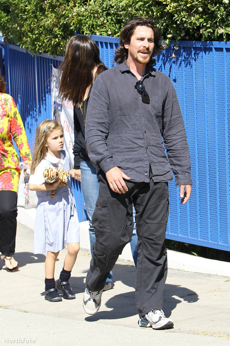 Christian Bale feleségével (Sandra Blazic) és kislányával (Emmeline) szeptember 10-én Pacific Palisades-ben, Kaliforniában