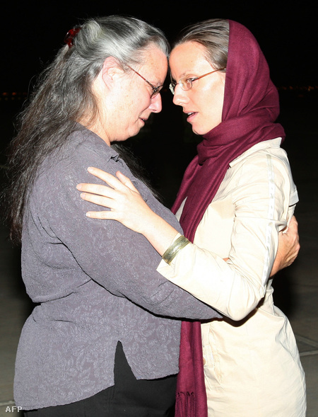 Sarah Shourd anyjával az omani reptéren