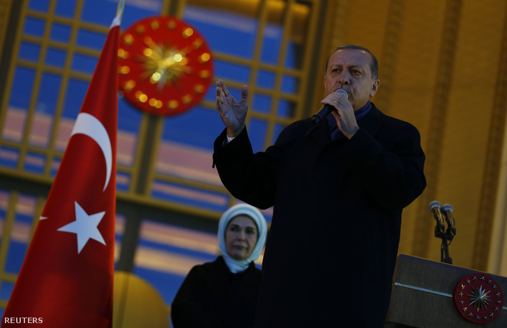 Erdogan a kiterjesztett elnöki rendszert ünneplő beszéde közben