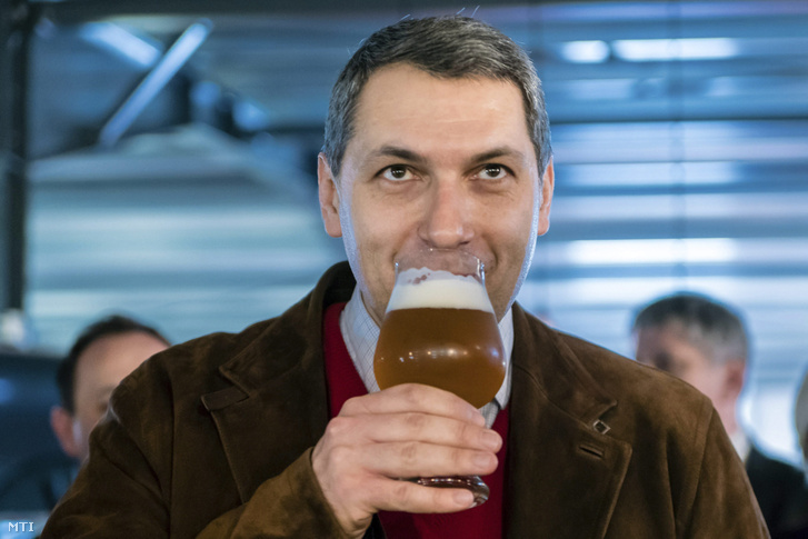Lázár János Miniszterelnökséget vezetõ miniszter sört kóstol az Igazi Csíki Sört gyártó csíkszentsimoni sörfõzdében 2017. március 24-én.