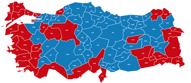 A törökországi megoszlás. A kék a mellette, a piros az ellene.
