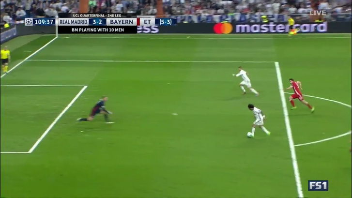 Ronaldo harmadik gólja, szintén lesről - a térdének és a vállának kellene egyvonalban lennie a labdával. De nézzék, hol van a partjelző!