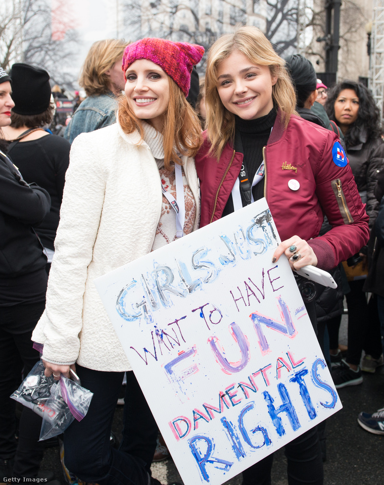 Jessica Chastain és Chloe Grace a Women's March tüntetésén 2017. január 21-én, Washingtonban.