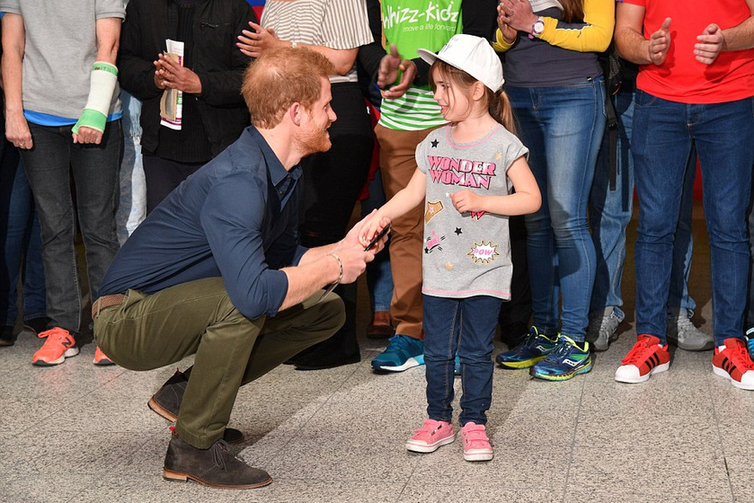 A londoni maratoni expót ezzel a tüneményes kislánnyal nyitotta meg. Elolvadunk, hogy fogja a kis kezét!