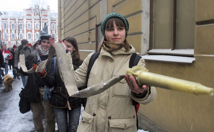 Diákok tiltakoznak a szentpétervári Európai Egyetem bezárása ellen 2008. február 29-én. Az egyetemet egy alkalommal a tűzvédelmi szabályok megsértése miatt akarták bezárni, azonban az egyetem szóvivője szerint politikai okok húzódtak meg a háttérben.
