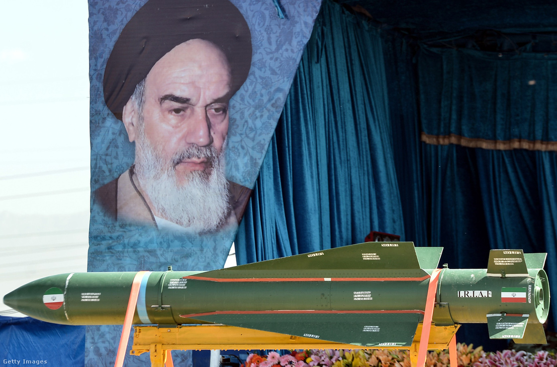 Rakétát masíroznak egy katonai parádén Iránban, április 18-án.