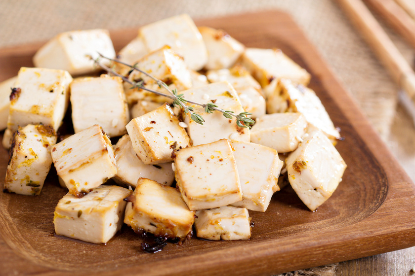 A tofu tele van vassal és növényi fehérjékkel, míg 100 grammonként csak 94 kalória. A probléma az elkészítésnél következik csak: ha olajat használsz, akkor azt szivacsként szívja fel.