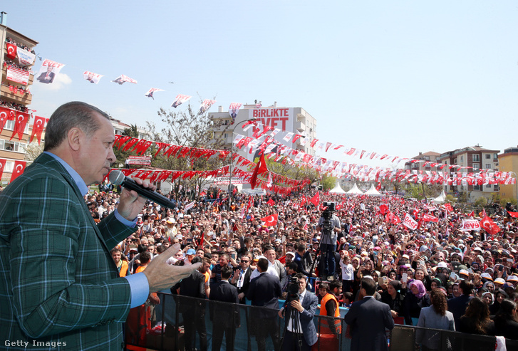 Erdogan tart kampánybeszédet az alkotmánymódosításról szoló népszavazás előtt, 2017. április 17-én.
